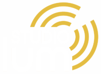 Logo avec les mots "STUDIO lum" en texte blanc, partiellement recouverts par trois séries de lignes courbes jaunes ressemblant à des ondes sonores ou à des demi-cercles, sur un fond gris clair.