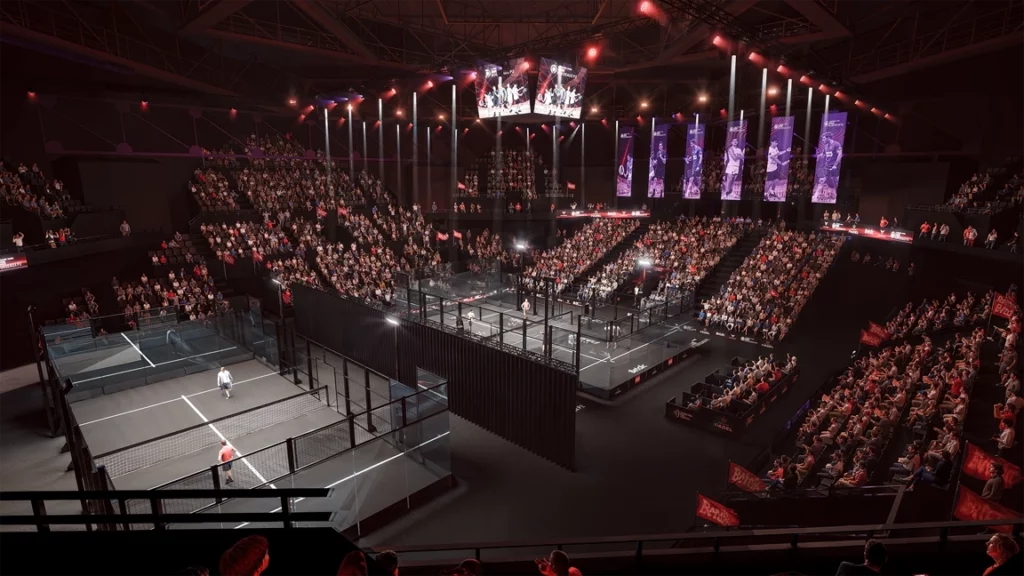 Une grande arène intérieure remplie de spectateurs qui assistent à de multiples matchs de padel sur des terrains vitrés, éclairés par des lumières rouges et blanches, avec des écrans et des bannières au-dessus de leur tête.